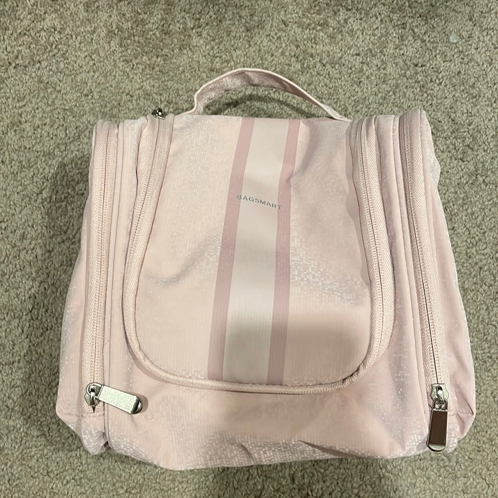 EUC Bagsmart hanging toiletry bag - used once
